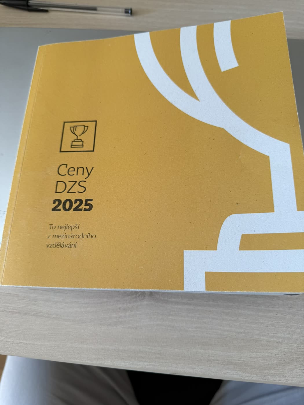 Portada del catálogo «Ceny DZS 2025: lo mejor de la educación internacional»
